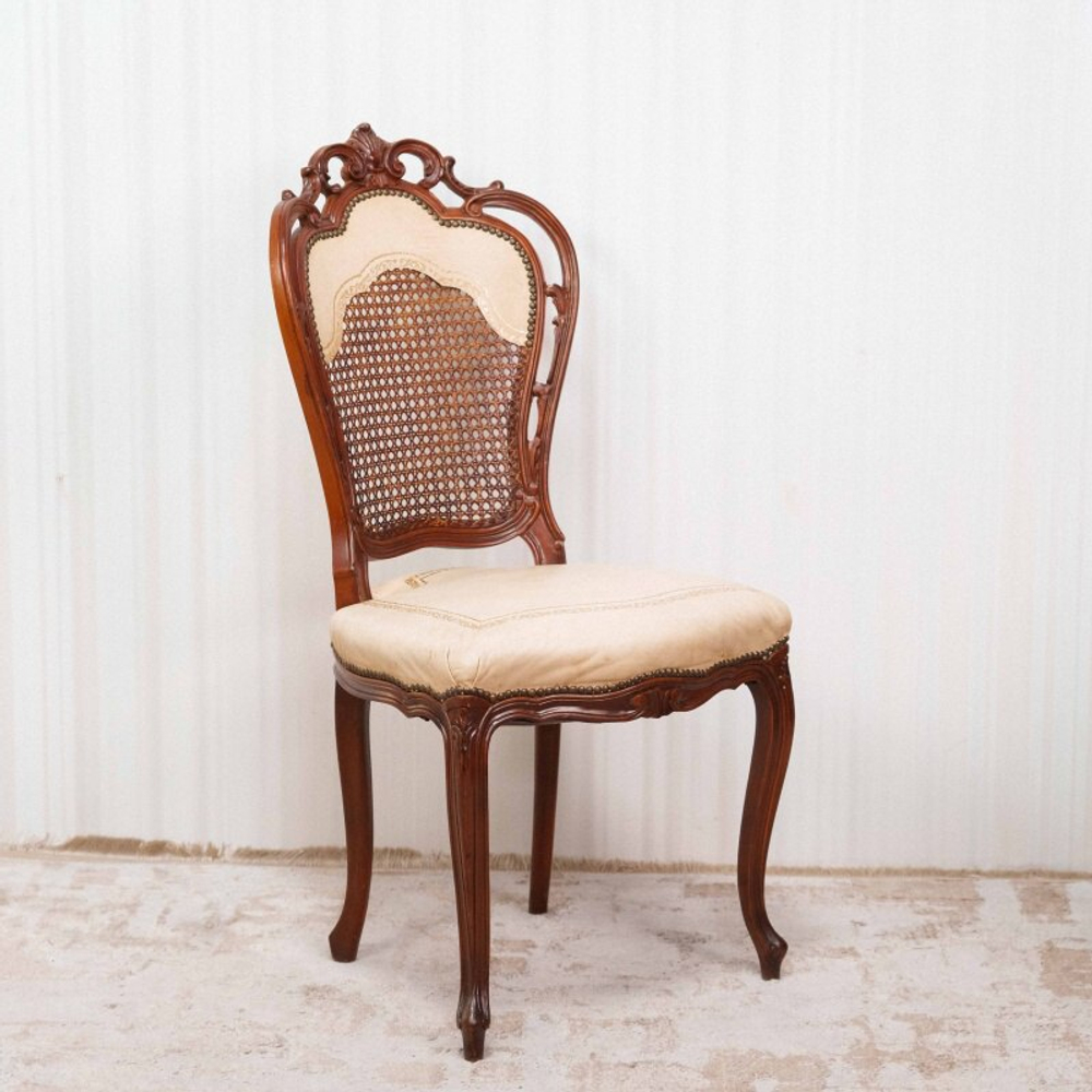 Стул с тисненой золотом кожей