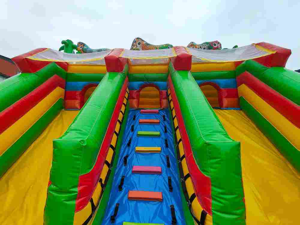 Коммерческий надувной батут «Дружная компания», 8*6*5 м