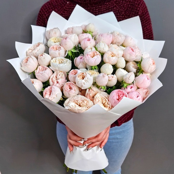 Букет из кустовых пионовидных роз сорта "Mansfield park"