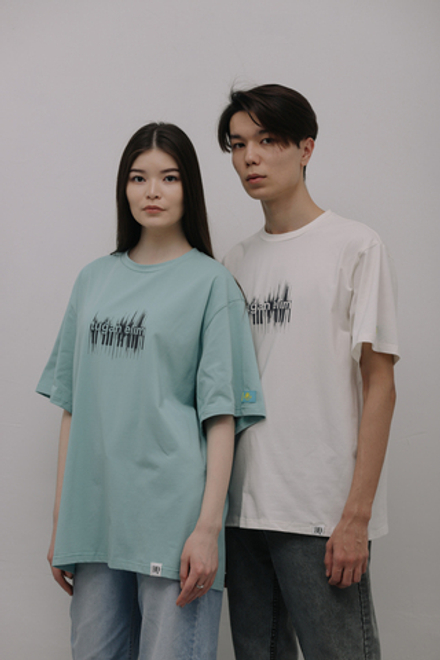 T-shirt with "Tugan elim" print