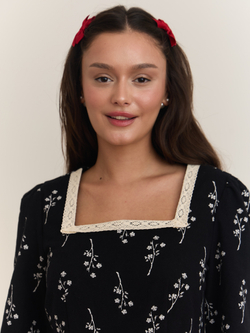 Платье с квадратным вырезом