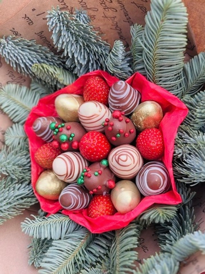 Новогодний букет с клубникой в шоколаде с нобилис