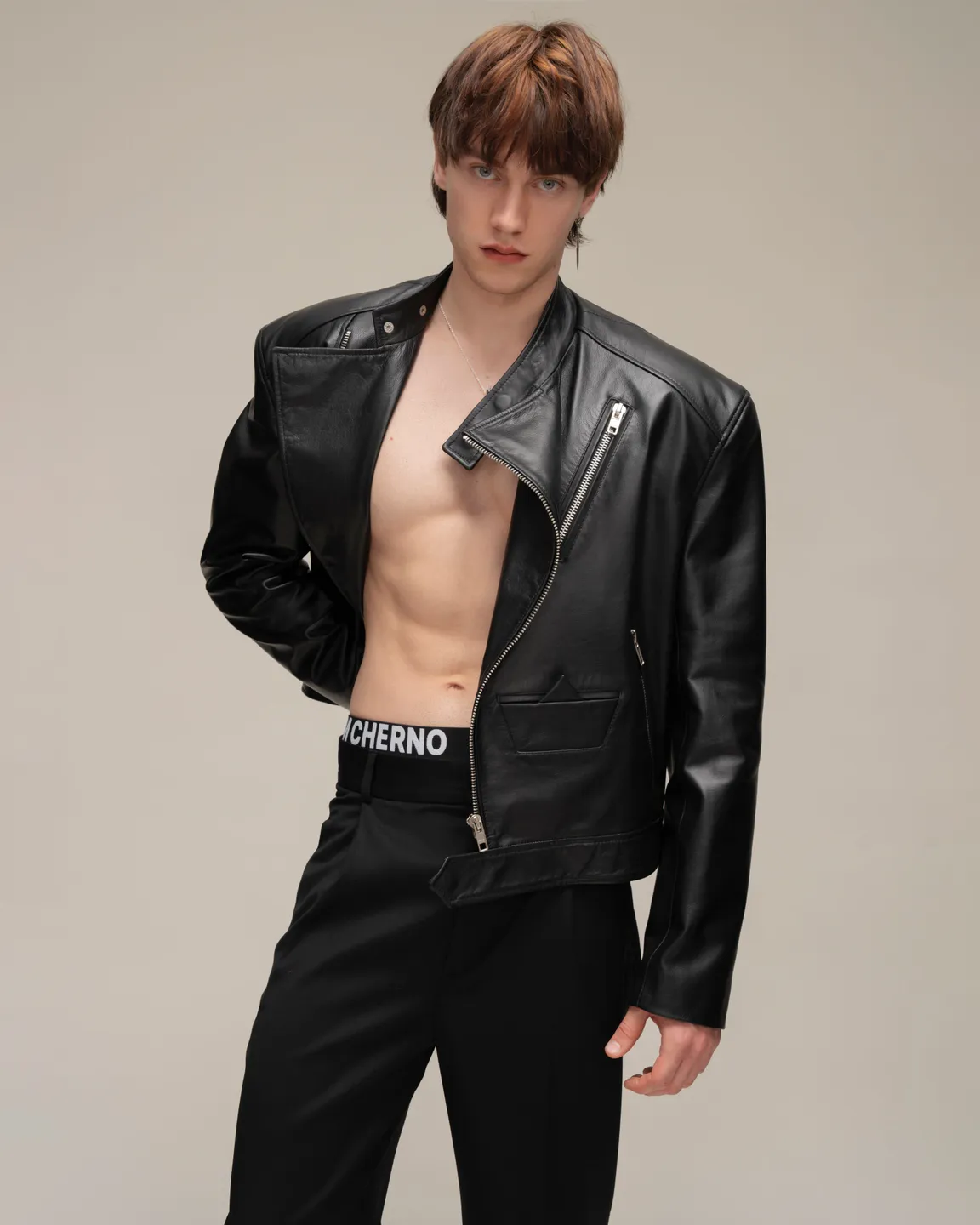 Черная кожаная куртка 
