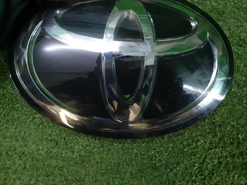 Эмблема решетки радиатора Toyota Land Cruiser Prado 150 (2017-2020)