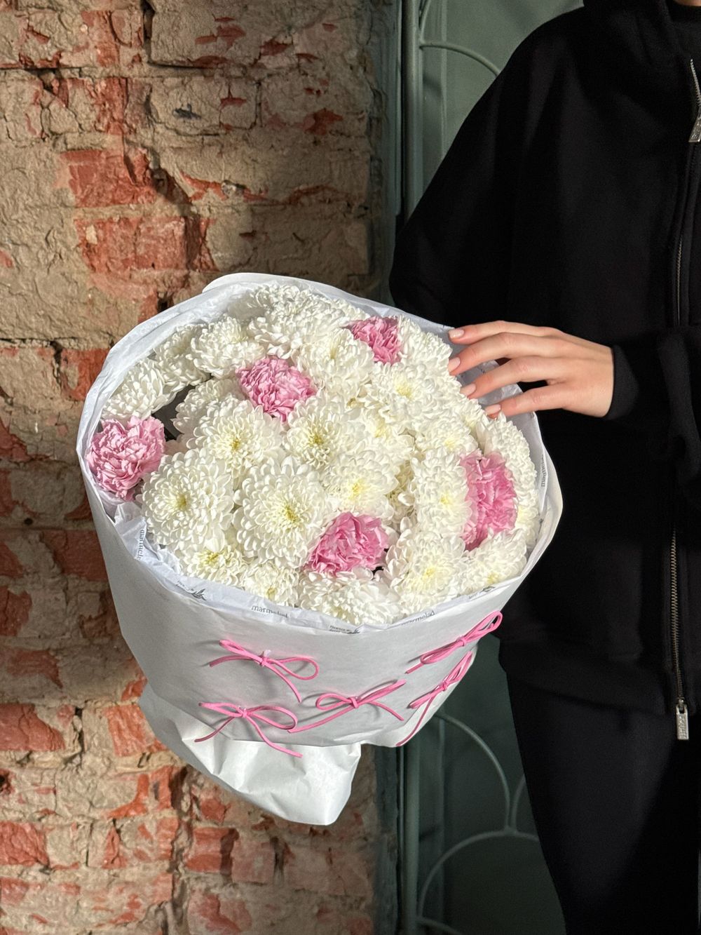 Букет из диантусов и хризантемы