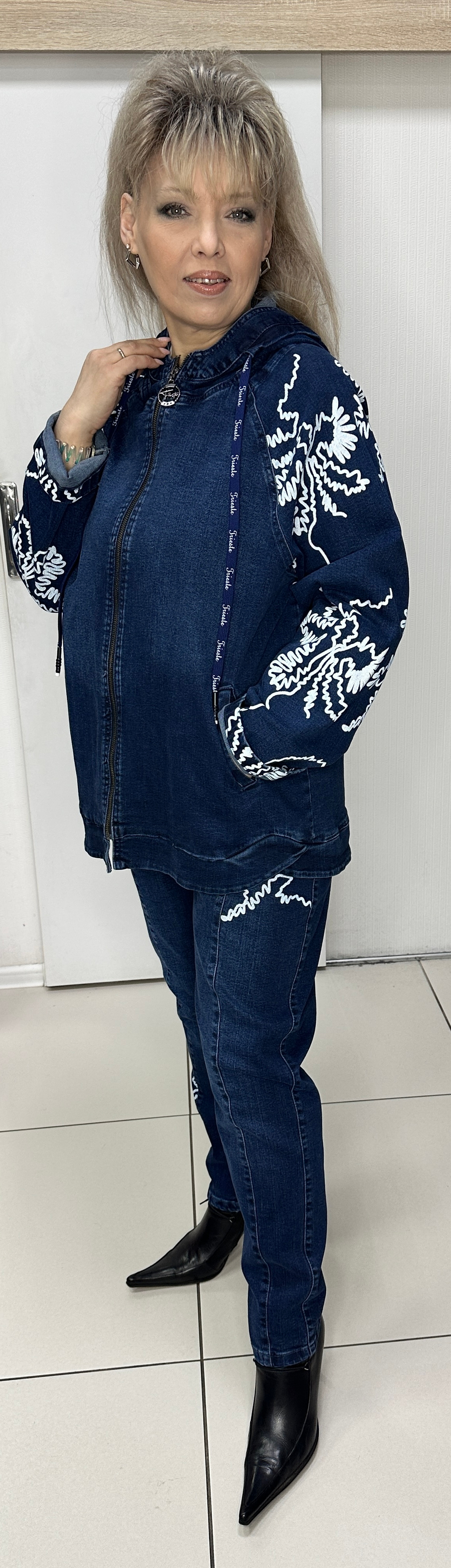 Джинсовый костюм с красивой отделкой