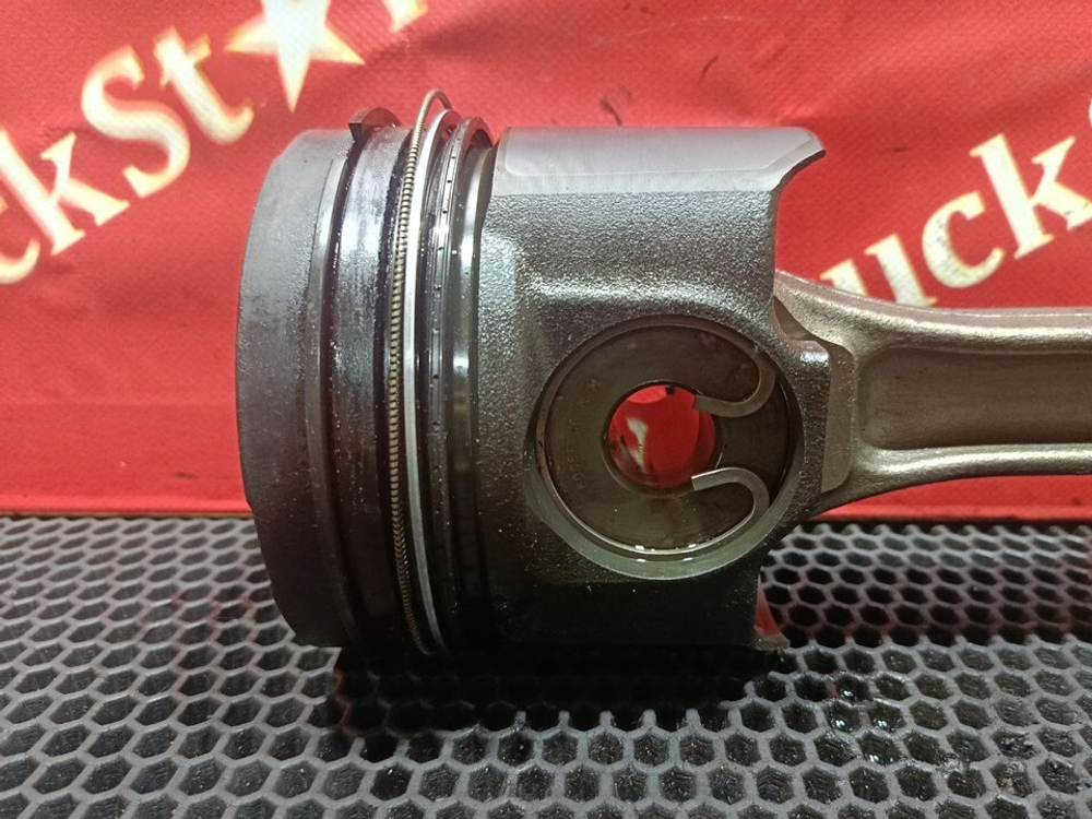 Поршень с шатуном 2021г