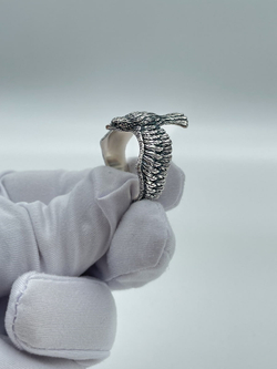 Фотография серебряного кольца в виде Орла высокой детализации