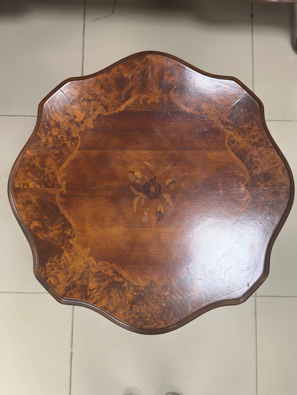 Кофейный столик на ножке