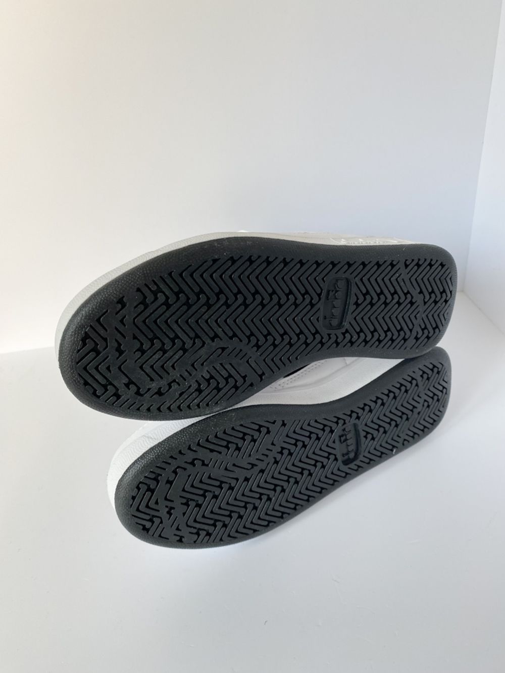 Новые кроссовки Diadora, 33