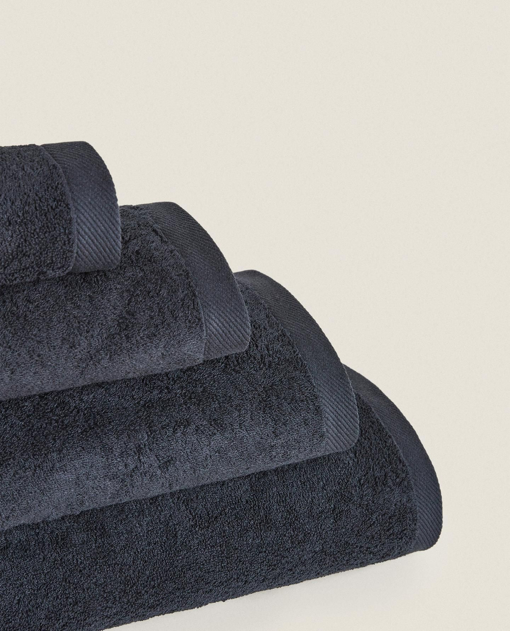Zara Home - Гладкое махровое хлопковое банное полотенце (500 гхм2), черный, 50х90 см