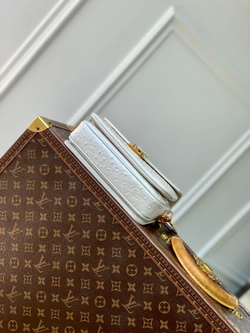 Louis Vuitton Pochette Metis East West
