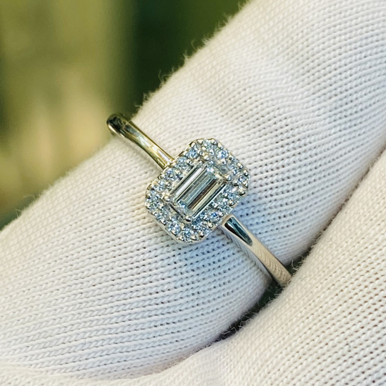 Золотое кольцо с бриллиантами Sokolov 585 пробы