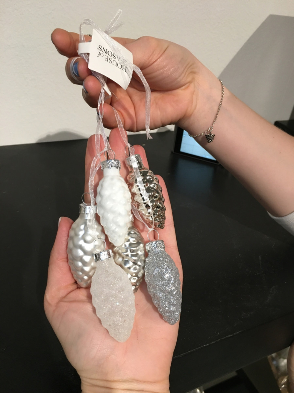 Набор елочных игрушек 48шт House of Seasons Шишки Первый снег в ассортименте 2 вида