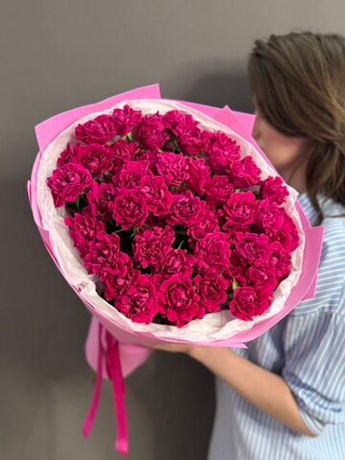 Букет с кустовыми пионовидными розами сорта "Хот Пинк Флоу"