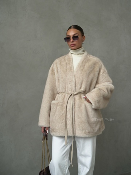 Бежевая шуба с поясом