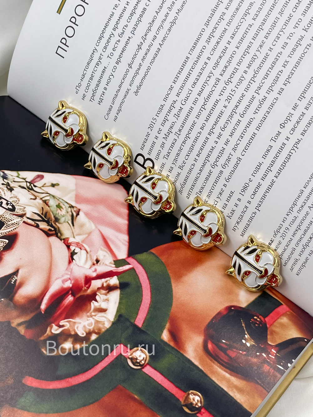 Пуговицы Гучч. тигр с белой эмалью в золотистом обрамлении