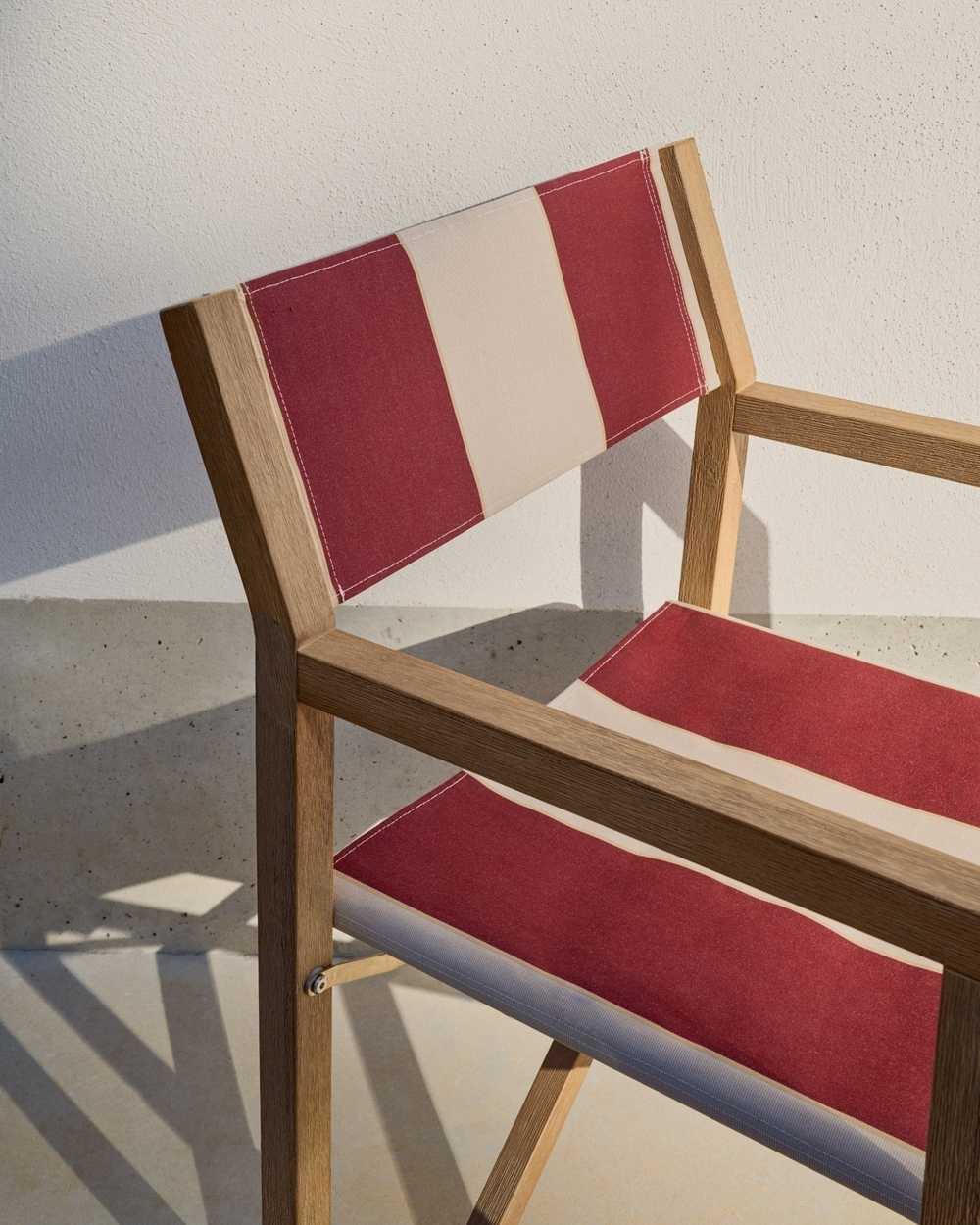 Складной стул для улицы Vilara в бордово-бежевую полоску