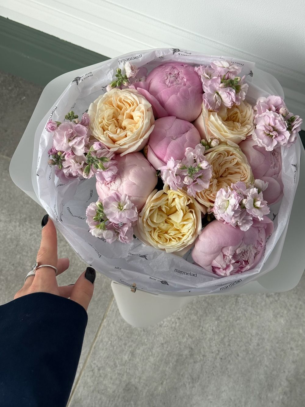 Букет сборный из пионов, одноголовых пионовидных роз и маттиолы