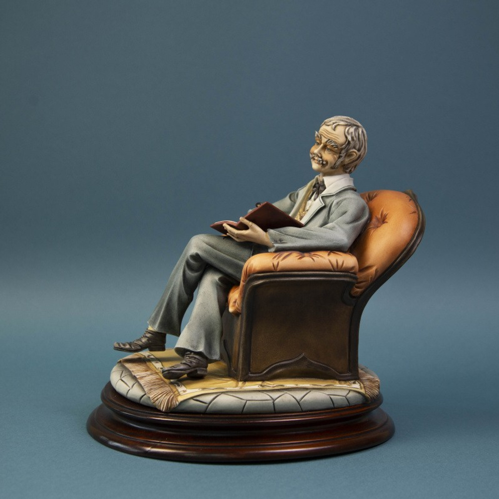 Фарфоровая мануфактура Capodimonte «Вечер за книгой»