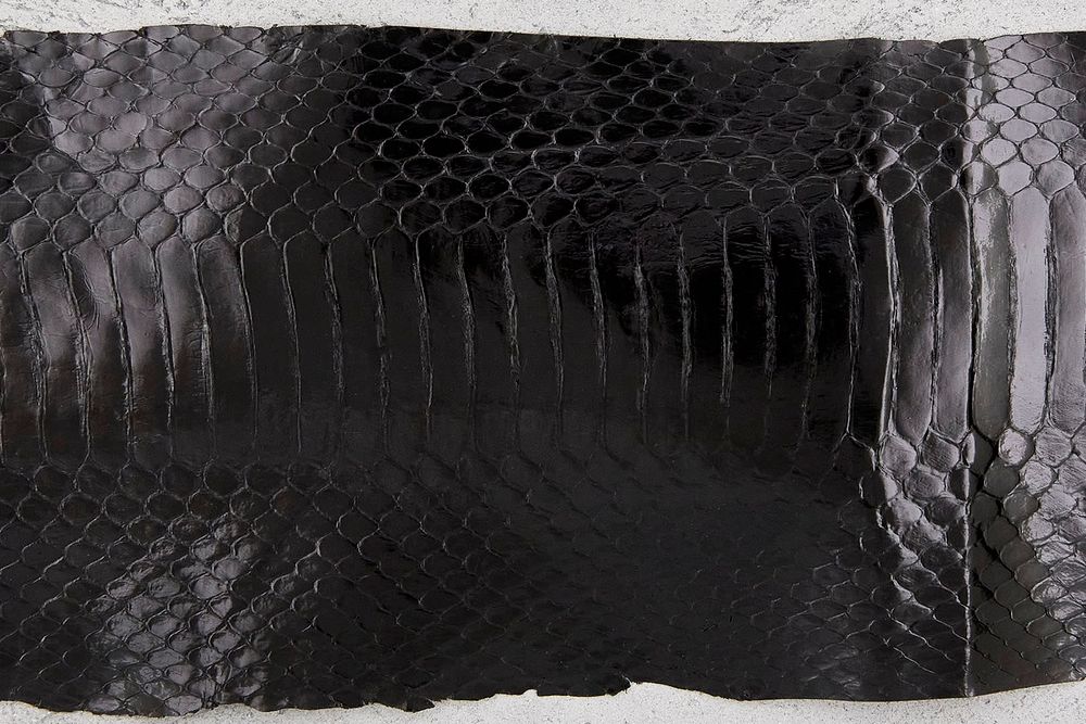 Кожа змеи 1100х75-90мм (черная глянцевая)
