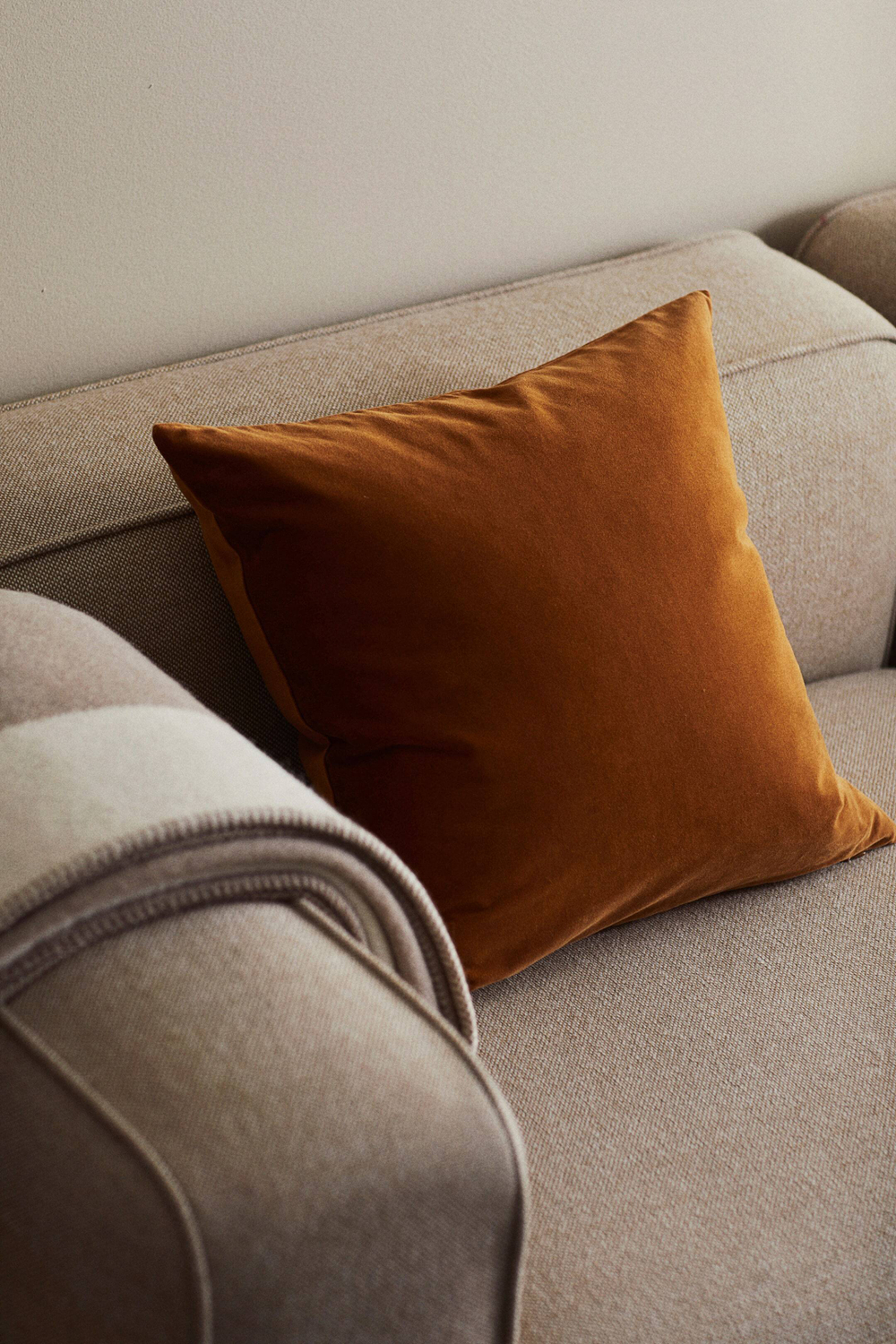 H&M HOME РОЖДЕСТВЕНСКИЙ БАРХАТНЫЙ ЧЕХОЛ НА ПОДУШКУ, ГОРЧИЧНЫЙ