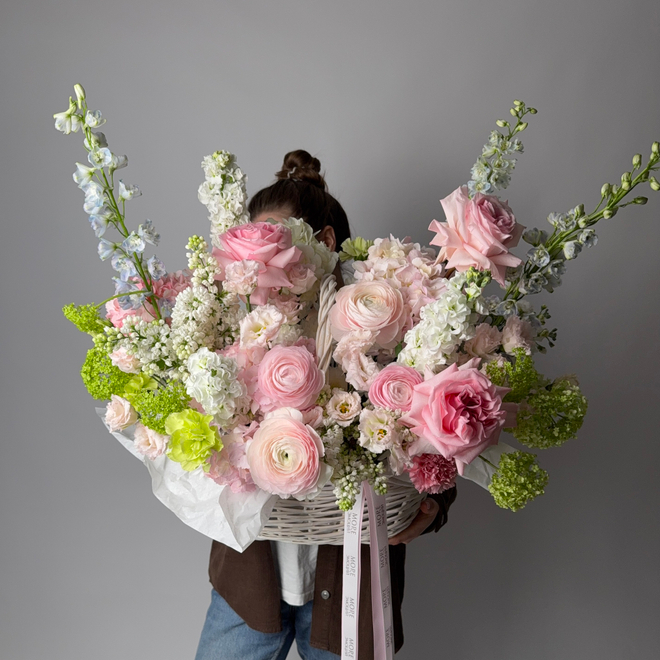 Авторская корзина с ранункулюсами и гортензиями