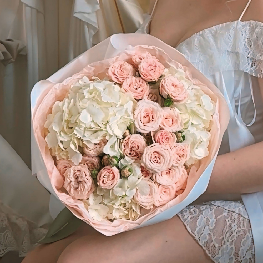 Нежный букет из кустовых роз и гортензии