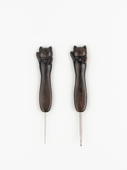 крючок с ручкой-котиком из дерева