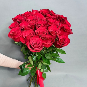 Букет из 25 красных роз сорта "Эксплорер" под ленту (Эквадор 60 см)