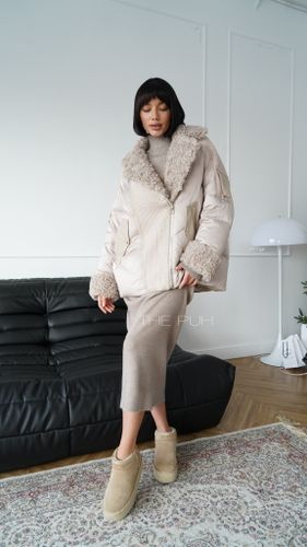 Бежевый пуховик с воротником из овечьей шерсти