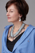 Колье многорядное с голубыми кристаллами, монетами с профилем Елизаветы II, оттенок серебро