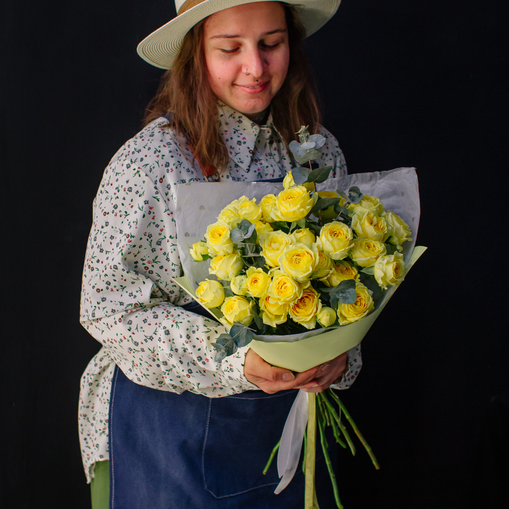 37. Сочный моно-букет из кустовых пионовидных роз