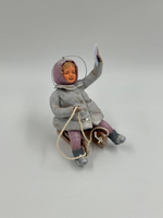 Ёлочное украшение в винтажном стиле «Девочка на санках»