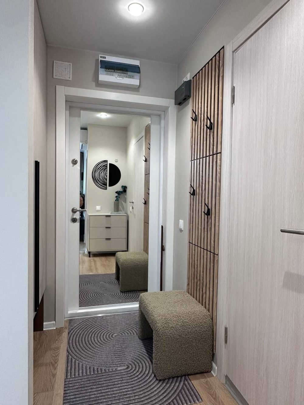 Зеркало на входную дверь с отверстием под глазок ПИК