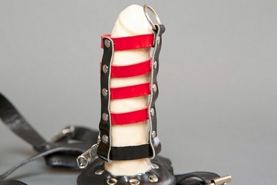 Пояс верности на замочке из лакированной кожи (Цвет: черный с красным)