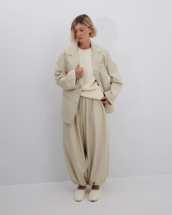 Брюки на резинке из искусственной кожи молочный