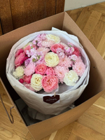 Сборный букет из хризантемы, маттиолы, кустовых пионовидных роз и диантусов - размер M