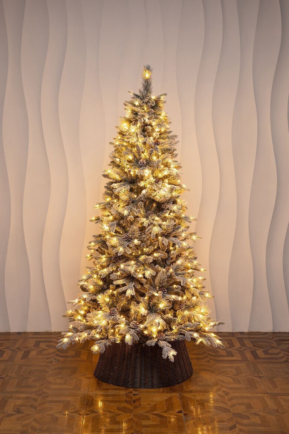 Заснеженная елка с гирляндой 2в1 "Скандинавия" с шишками (Литая+пвх) 3 м