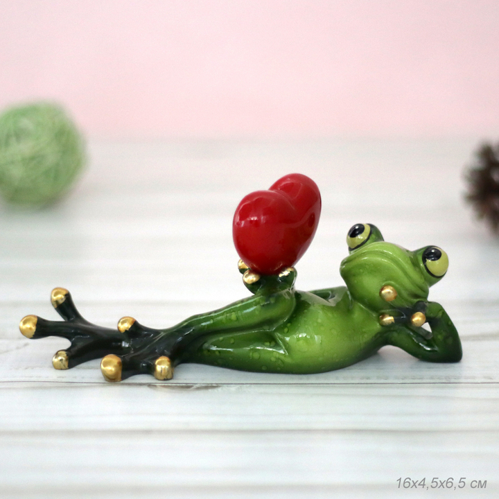 Статуэтка Лягушка лежит с сердцем, полистоун 16х4,5х6,5 см