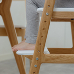 Растущий стул: натуральный дуб, белое сиденье