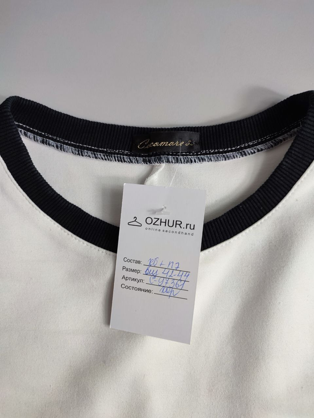 Платье лаконичного кроя с принтом 42-44 размер