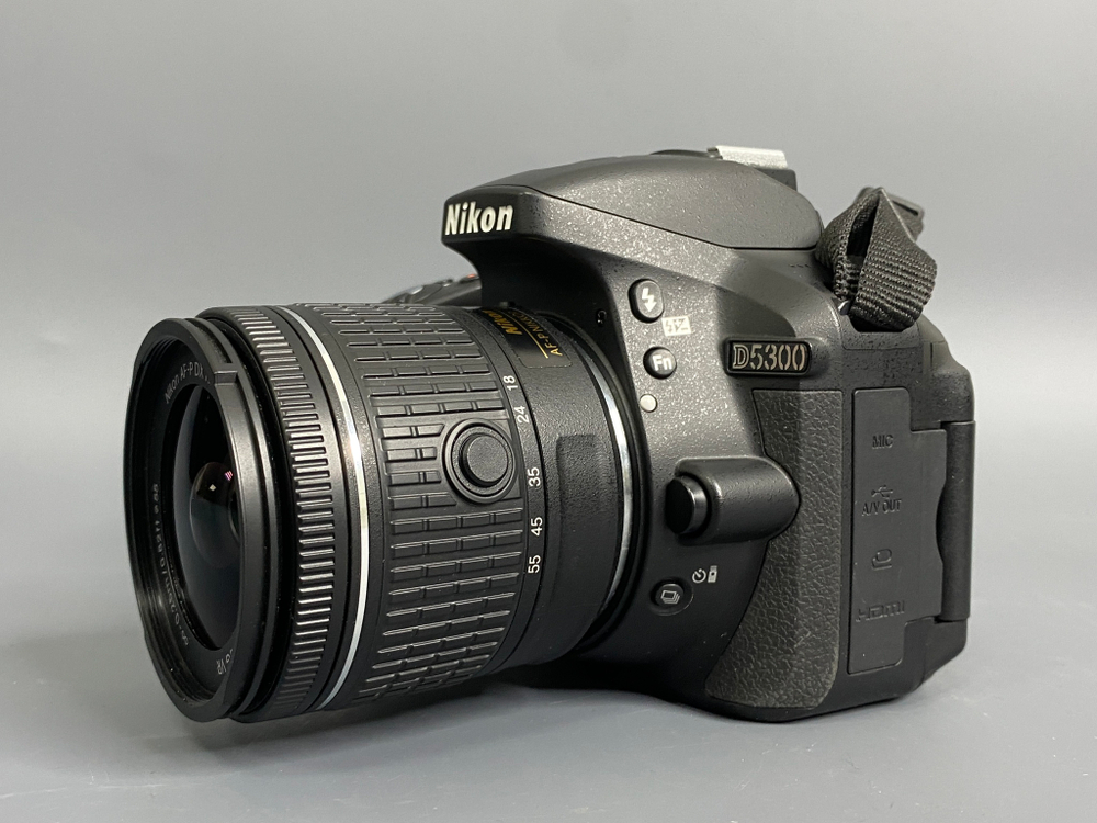 Nikon D5300 kit AF-P DX 18-55mm 3.5-5.6G VR 300 кадров