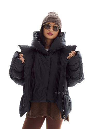 Объемный черный пуховик со съемной манишкой-капюшоном