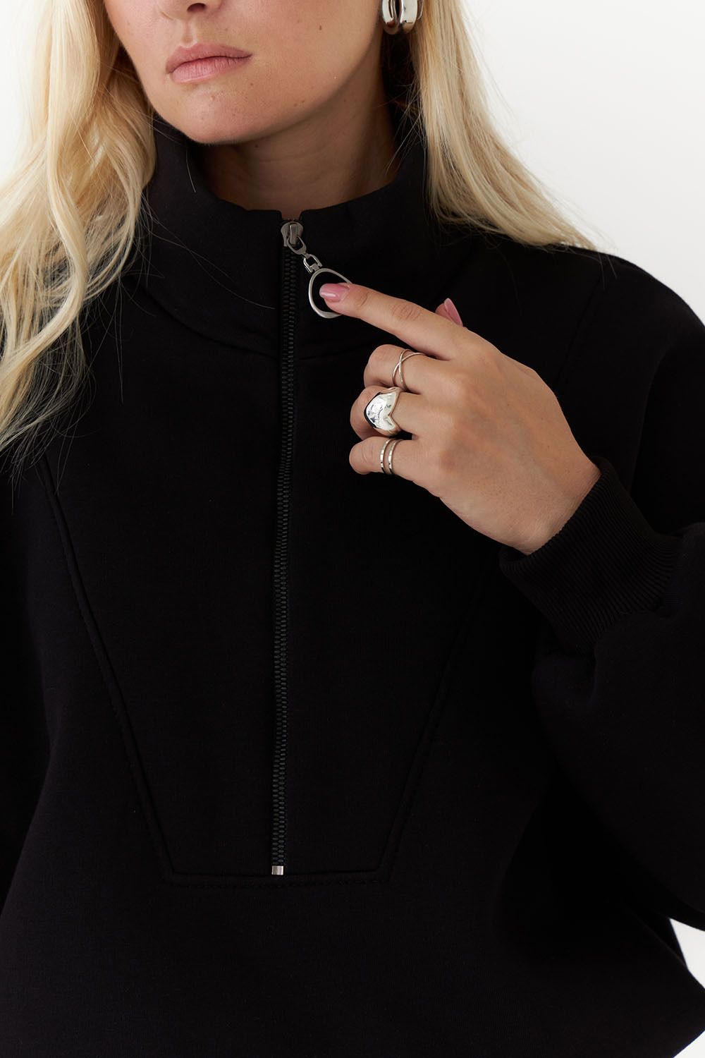 Утепленная олимпийка на молнии черного цвета