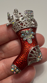 Новогодняя брошь носок с подарками