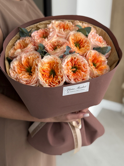 Пионовидные розы премиального сорта и эвкалипт в эффектном букете от Флора Маркет