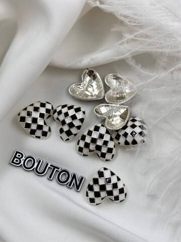 Пуговицы в форме сердца с шахматным принтом черно-белые скидка