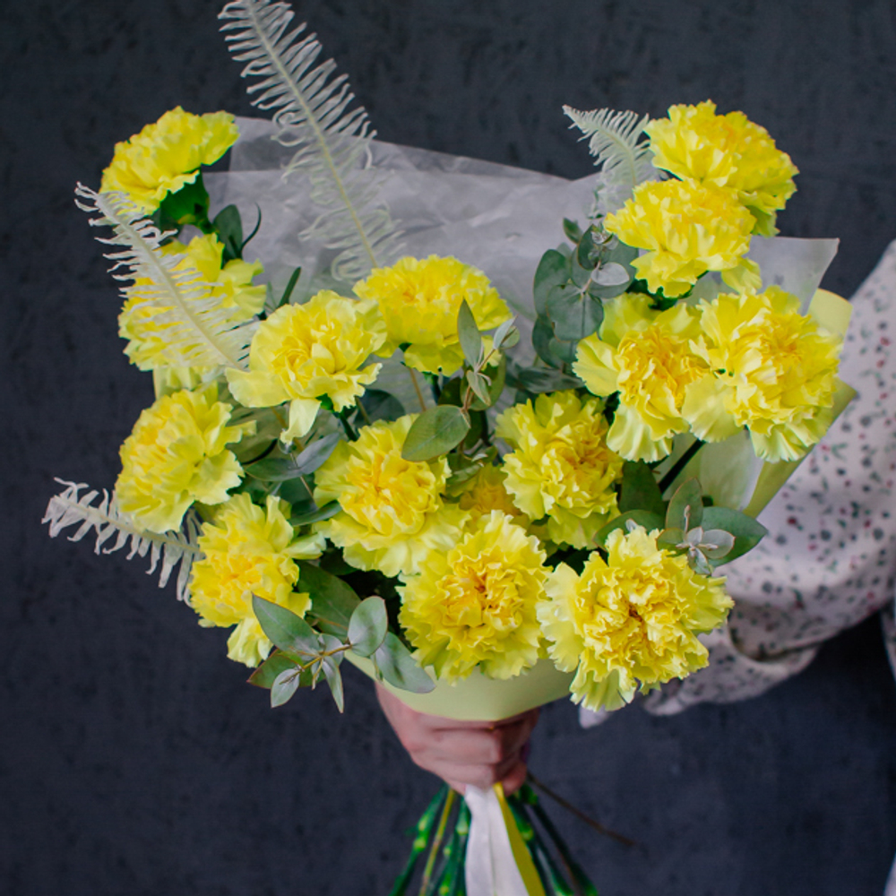 56. Жизнерадостный букет с диантусами и папоротником