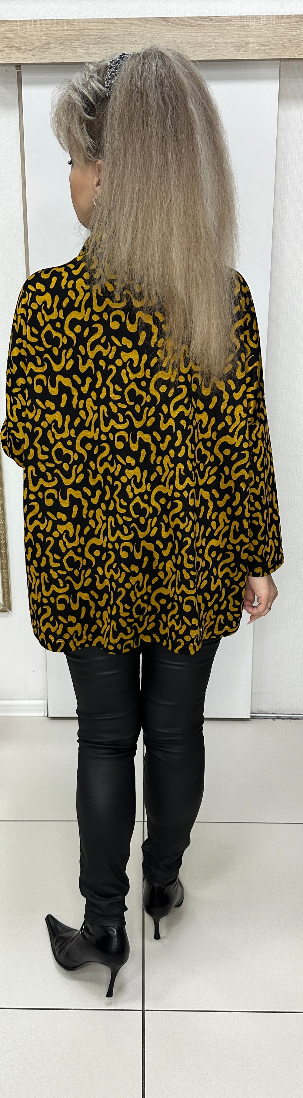 Туника черная с хомутом и горчичным принтом